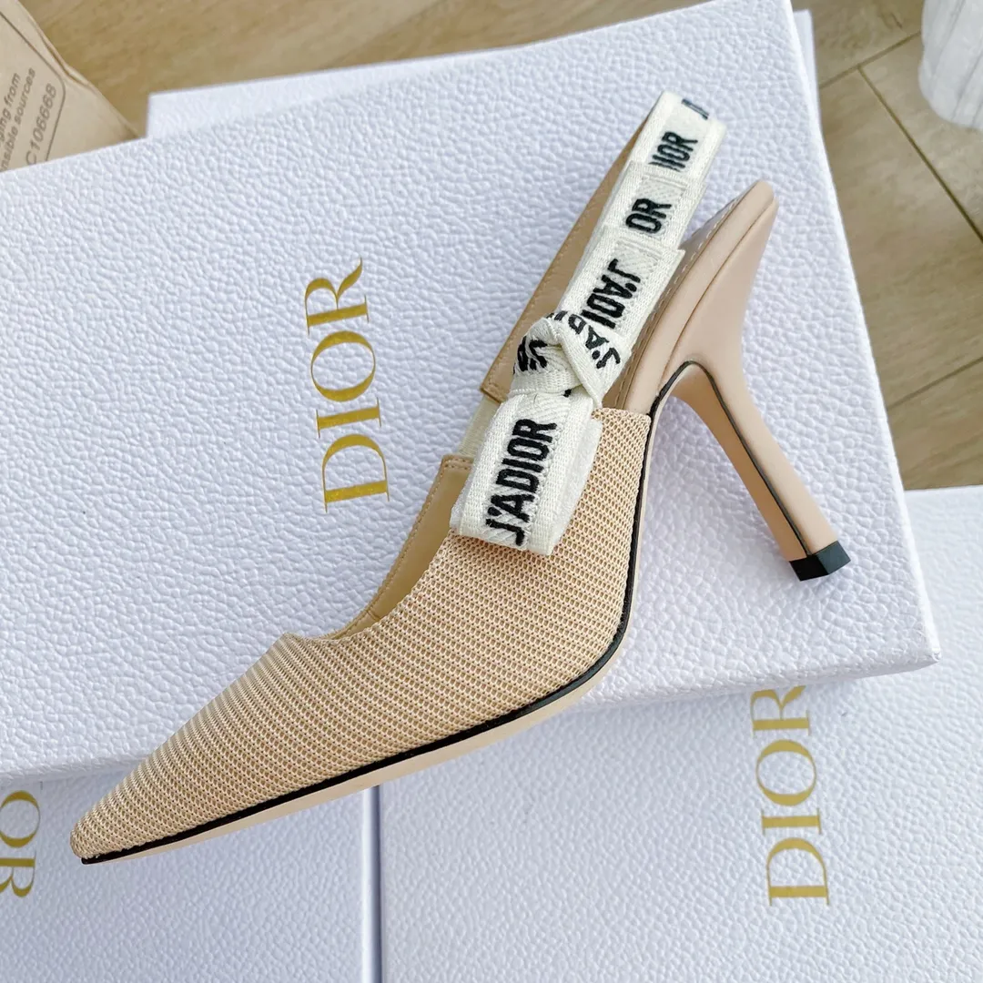 👟👟Ex-factory price 440👟👟 Developed one-to-one from the original version, 👠👠✨ ✨Dior’s popular sandals are new🔥 🔥 The same style as the most popular internet celebrities and celebrities of the year💁 💁. Imported fabric, lining and feet are made of calfskin lining🐑. Original molded heel, heel height 10Cm 6.5cm💘 Original molded metal outsole with five-pointed star LOGO mark✨. Original bow, 💅 Italian leather outsole. 👄💋 Full set of packaging (bags, cards, invoices, one-to-one wrapping paper) 34 40 41 customized